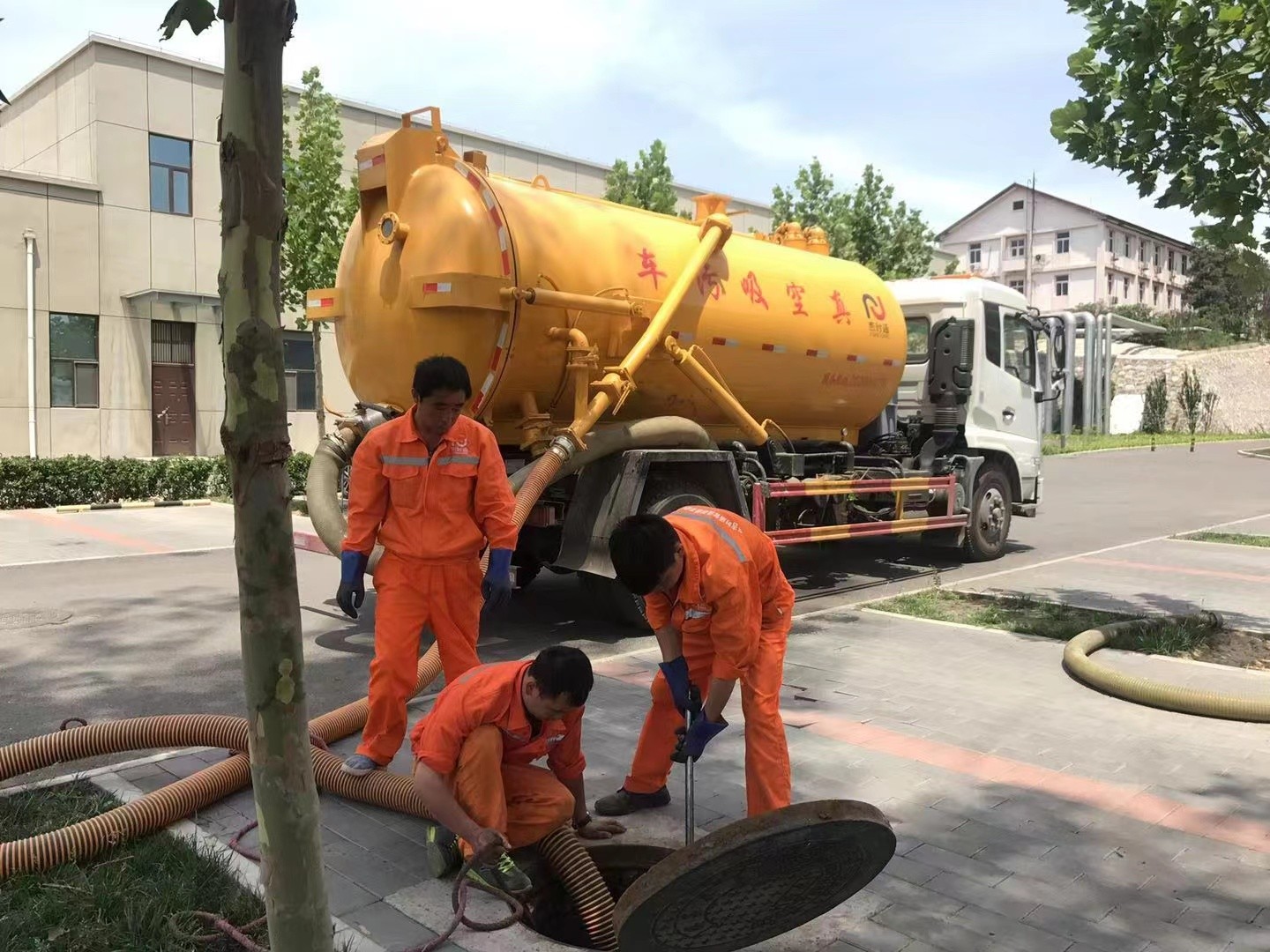 陆川化粪池清理与5-8吨吸粪车施工效率分析